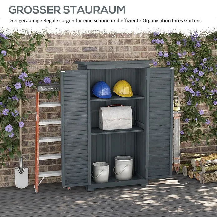 Outsunny Geräteschrank - Außenbreite inkl. Dachüberstand: 87 cm, Außentiefe inkl. Dachüberstand: 46,5 cm, Grau - Grauer Holz-Gartenschrank mit offenen Türen, der drei Regale zur Organisation auf einer Außenterrasse zeigt.