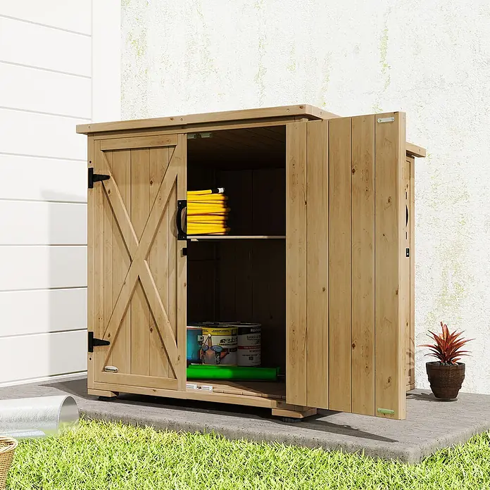 Outsunny Geräteschrank - Außenbreite inkl. Dachüberstand: 88 cm, Außentiefe inkl. Dachüberstand: 77,5 cm, Holz, Naturholz - Hellbrauner Holz-Gartenschrank, eine Tür offen zeigt gelben Schlauch und Farbdosen. Steht auf einer Betonplatte.