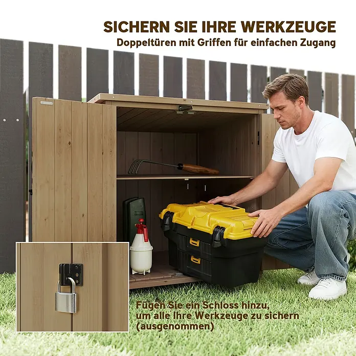 Outsunny Geräteschrank - Außenbreite inkl. Dachüberstand: 88 cm, Außentiefe inkl. Dachüberstand: 77,5 cm, Holz, Naturholz - Holz-Gartenaufbewahrungsschrank mit Doppeltüren, gezeigt mit einem Mann, der Werkzeuge einräumt, und einem optionalen Vorhängeschloss.