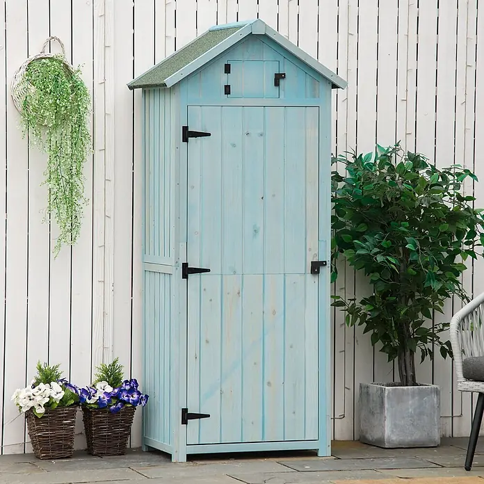 Outsunny Geräteschrank - Außenbreite inkl. Dachüberstand: 77 cm, Außentiefe inkl. Dachüberstand: 54,2 cm, Holz, Hellblau+Grün - Kompaktes hellblaues Gartenschuppen aus Holz mit grünem Dach, schwarzen Scharnieren und zwei Türen für den Außenbereich.