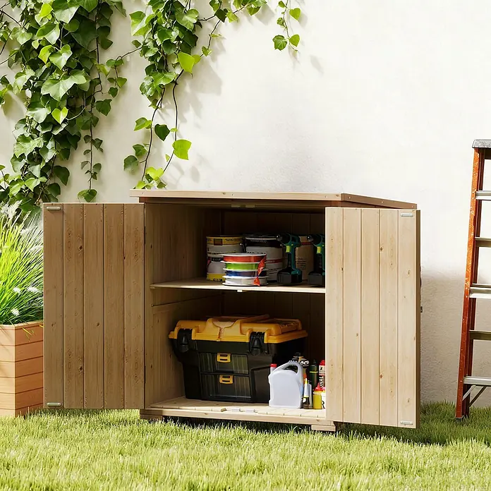 Outsunny Geräteschrank - Außenbreite inkl. Dachüberstand: 88 cm, Außentiefe inkl. Dachüberstand: 77,5 cm, Holz, Naturholz - Heller Holz-Gartenschrank mit offenen Türen, der Gartengeräte und Zubehör zeigt.