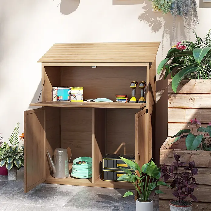 Outsunny Geräteschrank - Außenbreite inkl. Dachüberstand: 110 cm, Außentiefe inkl. Dachüberstand: 54 cm, Holz, Braun - Hölzerner Gartenschrank, geöffnet mit Gartengeräten, auf einer Terrasse umgeben von Pflanzen.