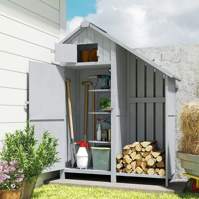 Outsunny Geräteschrank - Außenbreite inkl. Dachüberstand: 129 cm, Außentiefe inkl. Dachüberstand: 51,5 cm, Holz, Grau - Kompakter hellgrauer Geräteschrank aus Holz mit geöffneter Tür, der Gartengeräte, gestapeltes Brennholz und Töpfe zeigt.