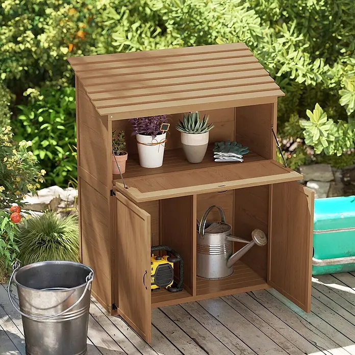 Outsunny Geräteschrank - Außenbreite inkl. Dachüberstand: 110 cm, Außentiefe inkl. Dachüberstand: 54 cm, Holz, Braun - Hellbrauner Garten-Aufbewahrungsschrank aus Holz mit schrägem Dach und offenen Fächern, der Pflanzen, Handschuhe, eine Kettensäge und eine Gießkanne zeigt.