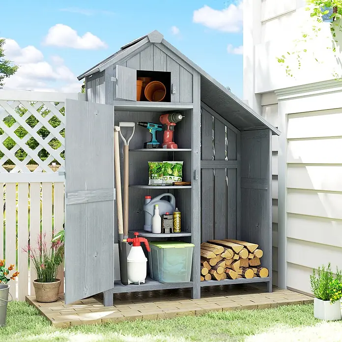 Outsunny Geräteschrank - Außenbreite inkl. Dachüberstand: 129 cm, Außentiefe inkl. Dachüberstand: 51,5 cm, Holz, Grau - Grauer Gartenschuppen aus Holz mit geöffneten Türen, der Regale voller Gartenwerkzeuge, Elektrowerkzeuge und Brennholz zeigt.