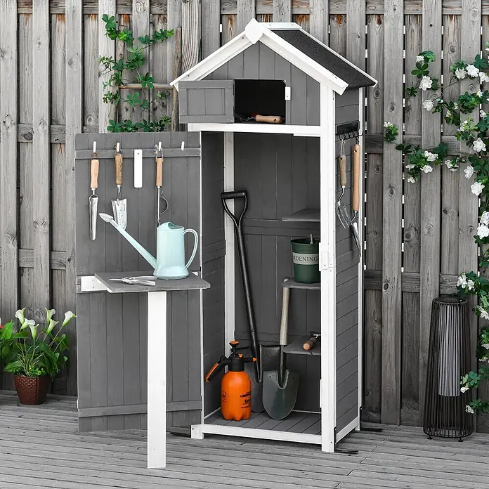 Outsunny Geräteschrank - Außenbreite inkl. Dachüberstand: 78 cm, Außentiefe inkl. Dachüberstand: 52,5 cm, Holz, Dunkelgrau/Kohlegrau - Grau-weißer Gartenlager-Schuppen aus Holz mit offenen Türen, Werkzeugen und Klapptisch auf Holzterrasse.