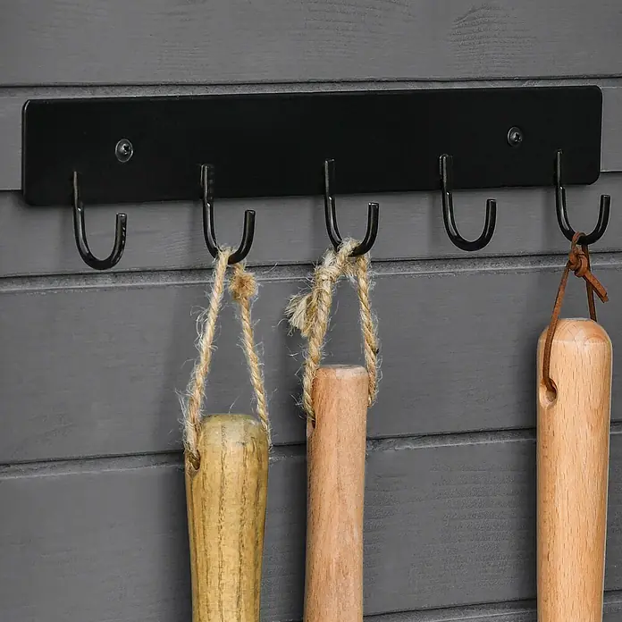 Outsunny Geräteschrank - Außenbreite inkl. Dachüberstand: 78 cm, Außentiefe inkl. Dachüberstand: 52,5 cm, Holz, Dunkelgrau/Kohlegrau - Schwarze Wandhakenleiste mit fünf Haken, drei davon halten Gartengeräte mit Holzgriffen.