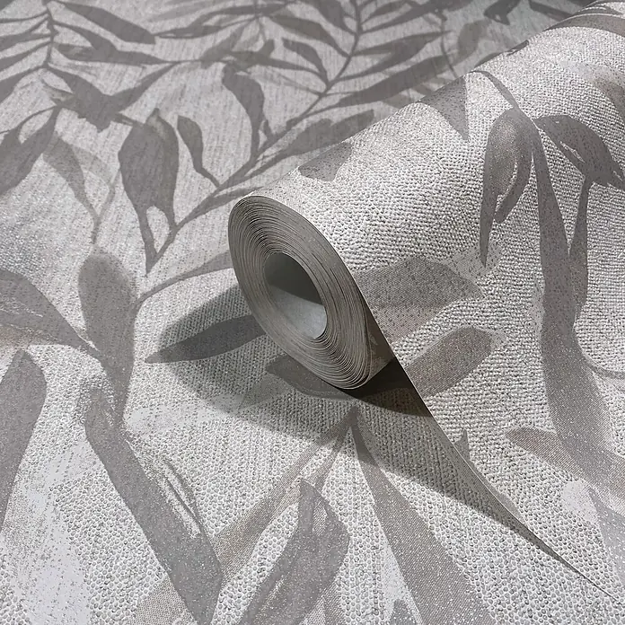 Marburg Vliestapete Novamur Leyla Floral - Beige-Grau, Floral, 10,05 x 0,53 m - Teilweise abgerollte hellgraue Tapetenrolle mit texturiertem, schimmerndem Blattmuster.