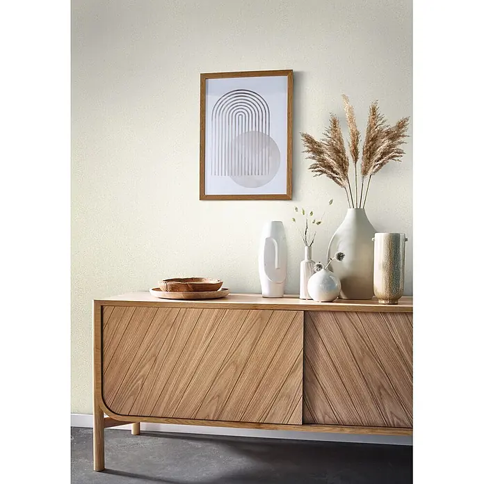 Marburg Ritus Vliestapete Putzoptik I - Beige, Sonstiges, 10,05 x 0,53 m - Hellbraunes Holzsideboard mit diagonalen Türen, dekoriert in einem modernen Wohnraum.