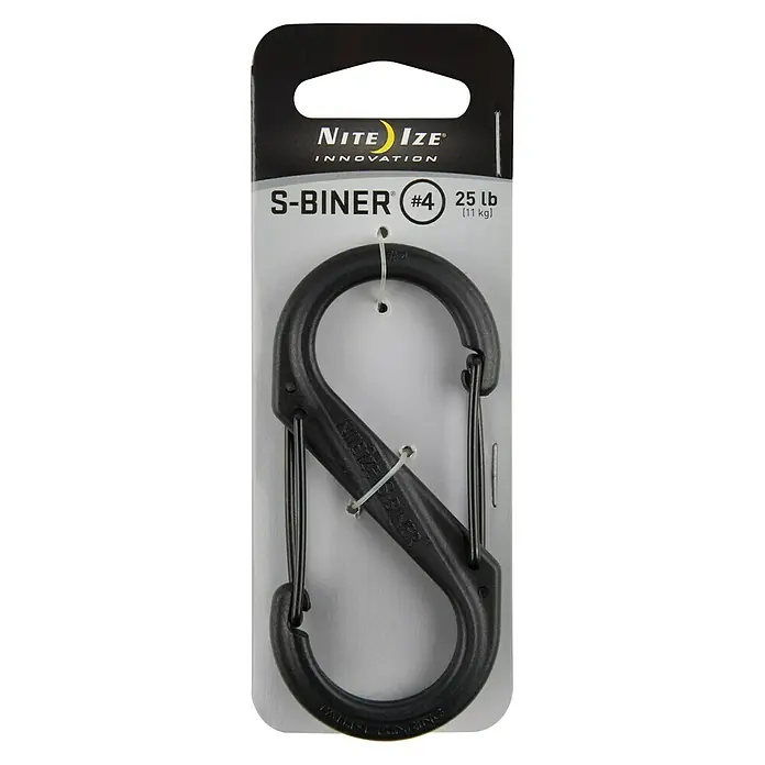 Nite Ize Doppelkarabiner - 89 x 38 mm, Kunststoff, Schwarz, Belastbarkeit: 33 kg - Nahaufnahme eines schwarzen Nite Ize S-Biner #4 Karabiners, der bis zu 11 kg tragen kann, verpackt und bereit für den Einsatz.