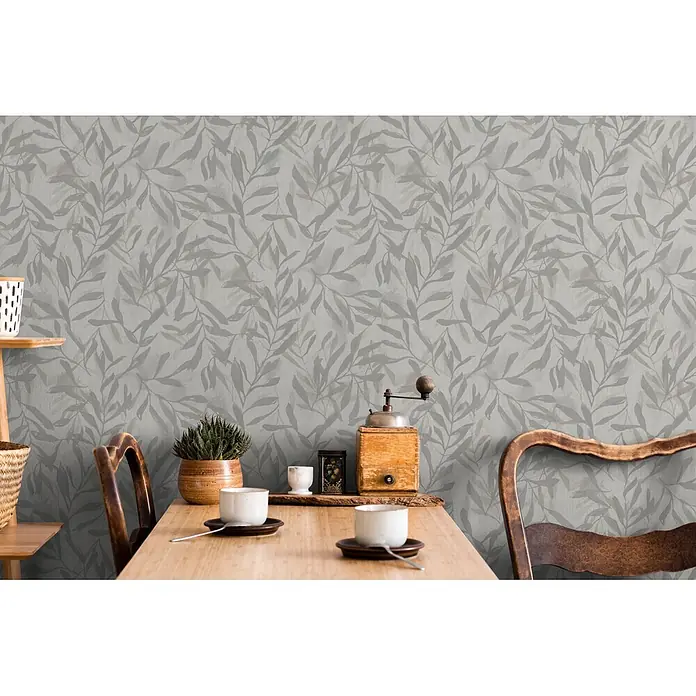 Marburg Vliestapete Novamur Leyla Floral - Beige-Grau, Floral, 10,05 x 0,53 m - Graue Tapete mit dezentem Blattmuster an einer Wand hinter einem Esstisch.