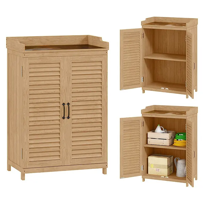 Outsunny Geräteschrank - Außenbreite inkl. Dachüberstand: 66,5 cm, Außentiefe inkl. Dachüberstand: 40 cm, Holz, Gelb - Heller Holzschrank mit Lamellentüren, geschlossen und offen mit Regalen und Gegenständen gezeigt.