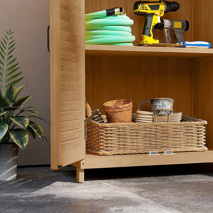 Outsunny Geräteschrank - Außenbreite inkl. Dachüberstand: 66,5 cm, Außentiefe inkl. Dachüberstand: 40 cm, Holz, Gelb - Teilweise offener Gartenschrank aus Holz, gefüllt mit Gartenwerkzeugen und Bohrmaschinen, neben einer Topfpflanze.