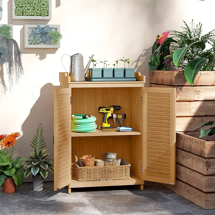 Outsunny Geräteschrank - Außenbreite inkl. Dachüberstand: 66,5 cm, Außentiefe inkl. Dachüberstand: 40 cm, Holz, Gelb - Hellbrauner Gartenlagerschrank aus Holz mit zwei Regalböden und Lamellentüren, für Gartengeräte, Schlauch und Pflanzen.