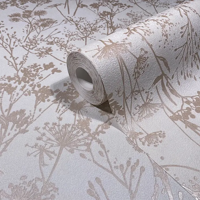 Marburg Vliestapete Novamur Mona Floral I - Weiß-Beige, Floral, 10,05 x 0,53 m - Strukturierte Tapetenrolle mit schimmerndem taupefarbenem Pflanzenmuster, teilweise abgerollt.