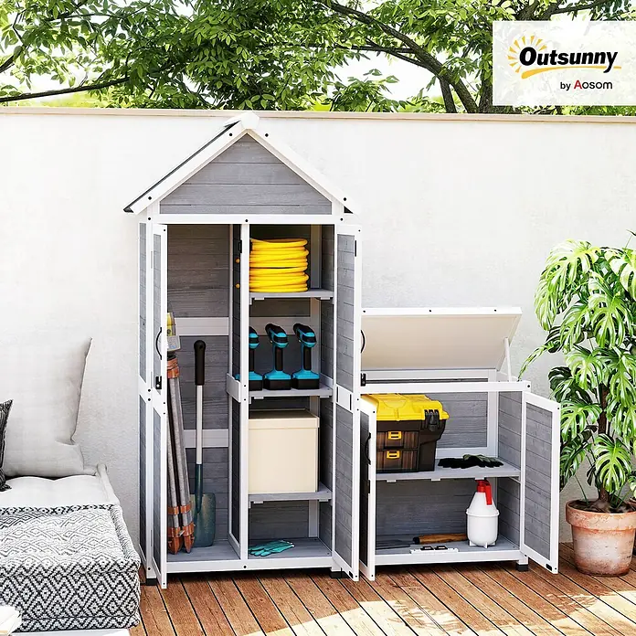 Outsunny Geräteschrank - Holz, Hellgrau - Grau-weißer Gartenlagerschrank mit Giebeldach, Regalen und Fächern für Gartenwerkzeuge auf einer Holzterrasse.