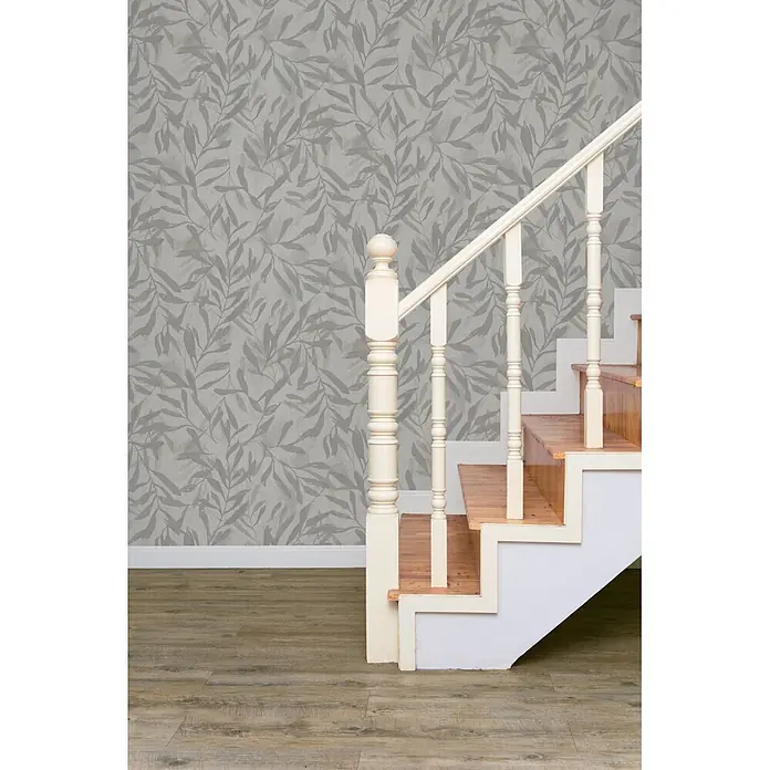 Marburg Vliestapete Novamur Leyla Floral - Beige-Grau, Floral, 10,05 x 0,53 m - Graue Tapete mit dezentem Blattmuster, an einer Wand neben einer Holztreppe angebracht.