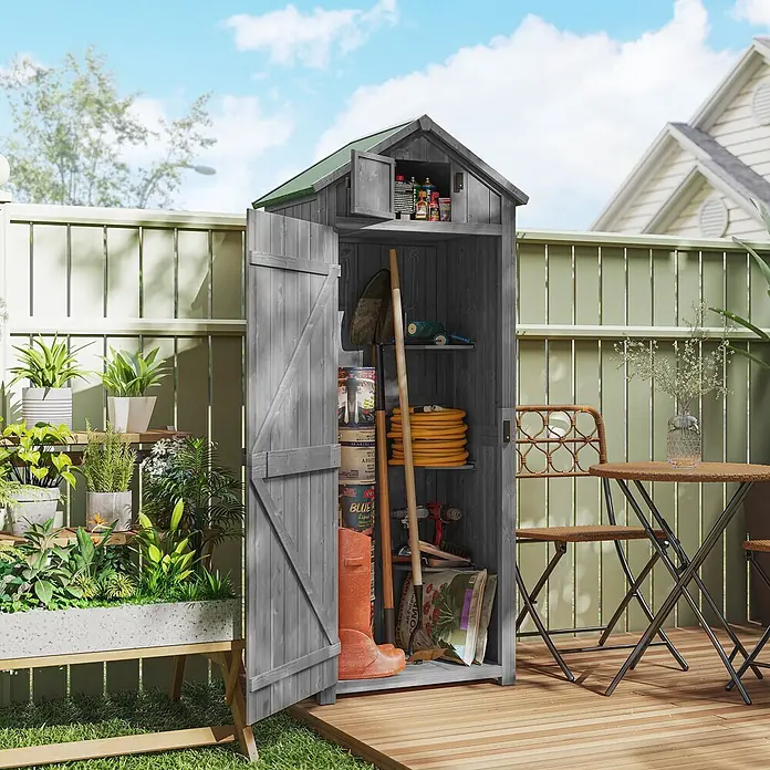 Outsunny Geräteschrank - Außenbreite inkl. Dachüberstand: 77 cm, Außentiefe inkl. Dachüberstand: 54,2 cm, Holz, Grau+Grün - Grauer Holzgartenschuppen mit grünem Dach, offen und mit Werkzeugen gefüllt, auf einer Holzterrasse im Garten.