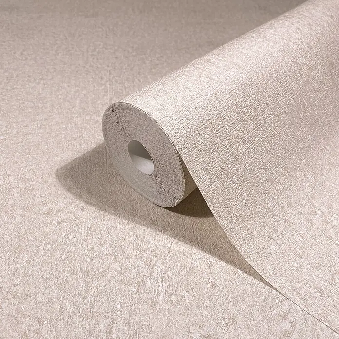 Marburg Ritus Vliestapete Putzoptik I - Creme, Sonstiges, 10,05 x 0,53 m - Helle, beige strukturierte Tapetenrolle, teilweise abgerollt, zeigt ihre subtile, raue Oberfläche.