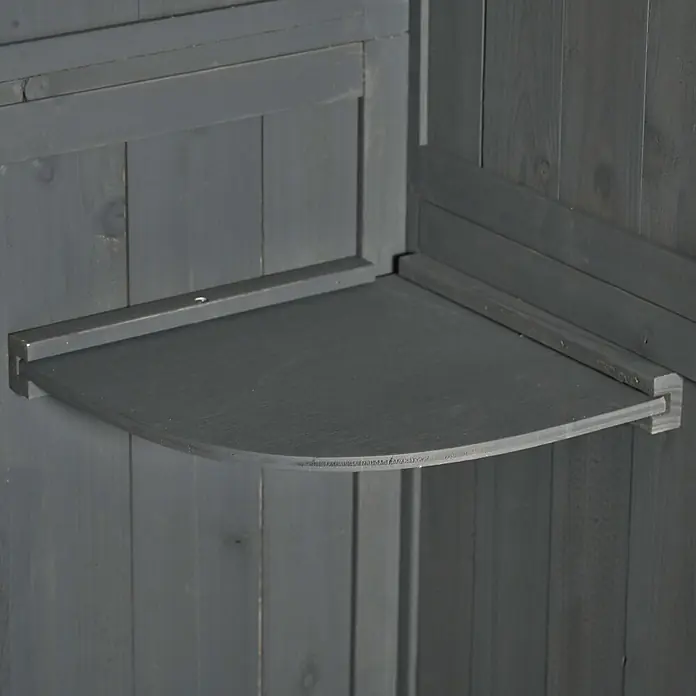 Outsunny Geräteschrank - Außenbreite inkl. Dachüberstand: 77 cm, Außentiefe inkl. Dachüberstand: 54,2 cm, Holz, Grau+Grün - Graues Eckregal aus Holz, in einem passenden grauen Holzschrank montiert.