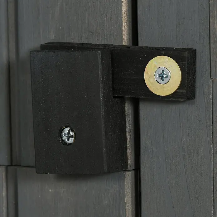 Outsunny Geräteschrank - Außenbreite inkl. Dachüberstand: 77 cm, Außentiefe inkl. Dachüberstand: 54,2 cm, Holz, Grau+Grün - Dunkelgrauer Holzriegel mit zwei Schrauben, eine mit Messingscheibe, auf dunkler Holzoberfläche montiert.