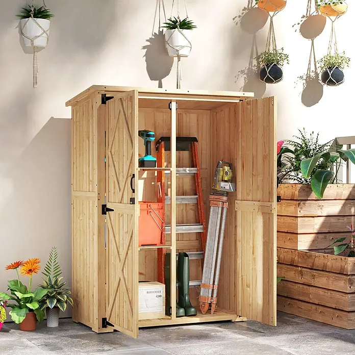 Outsunny Geräteschrank - Holz, Naturholz - Hölzerner Gartenschrank mit zwei offenen Türen, der Werkzeuge und eine Leiter auf einer Terrasse zeigt.