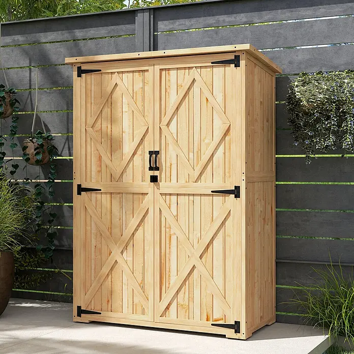 Outsunny Geräteschrank - Holz, Naturholz - Hölzerner Outdoor-Geräteschrank aus Naturholz mit schwarzen Beschlägen auf einer Terrasse.
