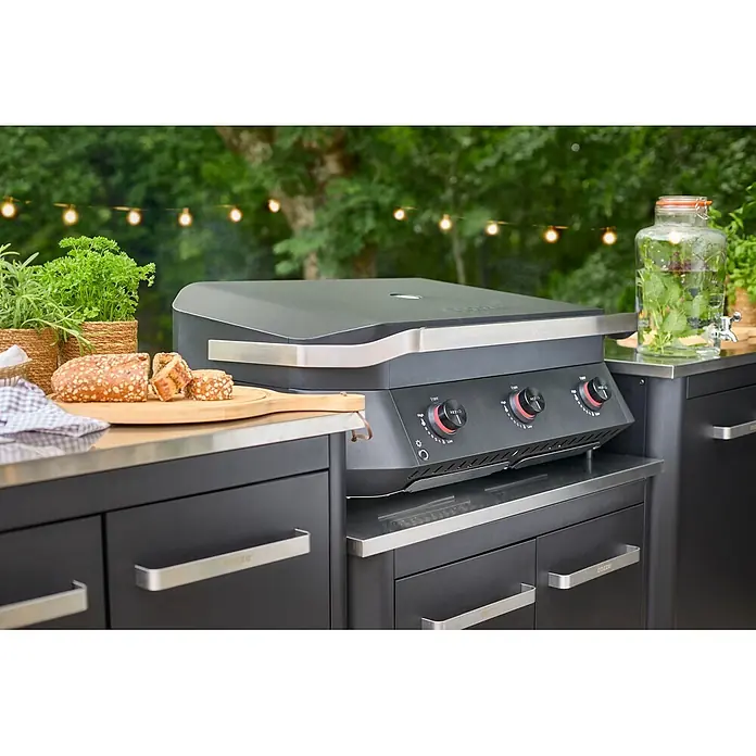 Cozze Outdoorküchen-Modul niedrig - Schwarz/Silber, B x T x H: 93,5 x 67 x 70 cm - Schwarzer Outdoor-Plancha-Grill mit silbernen Akzenten, in ein elegantes Outdoor-Küchensystem integriert.
