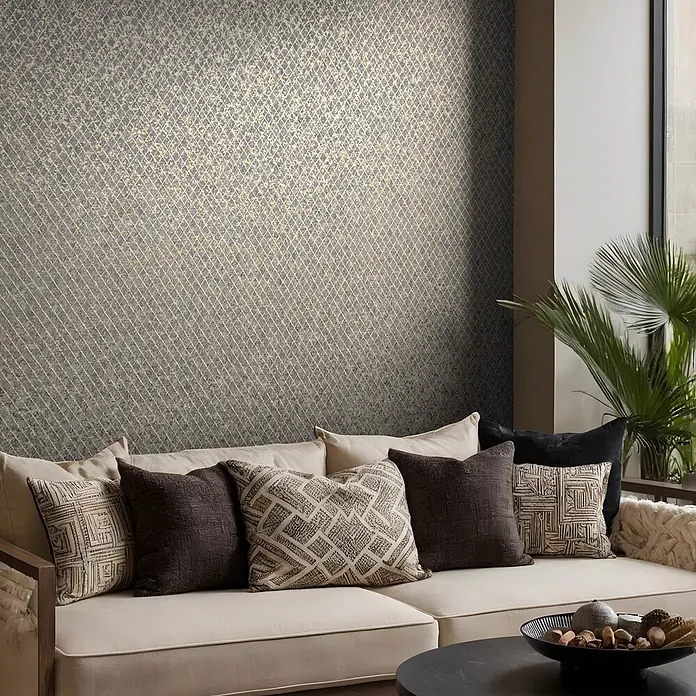Marburg Ritus Vliestapete Grafik II - Schwarz-Gold, Grafisch, 10,05 x 0,53 m - Graue Tapete mit goldfarbenem Rautenmuster in einem modernen Wohnzimmer.