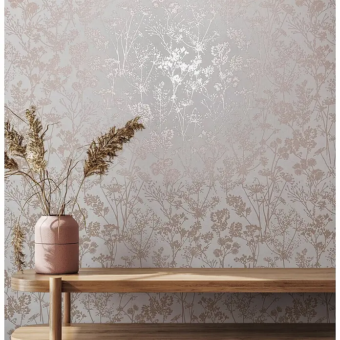 Marburg Vliestapete Novamur Mona Floral I - Weiß-Beige, Floral, 10,05 x 0,53 m - Botanische Tapete in Roségold, hinter einem Holzregal mit rosa Vase und getrocknetem Pampasgras.