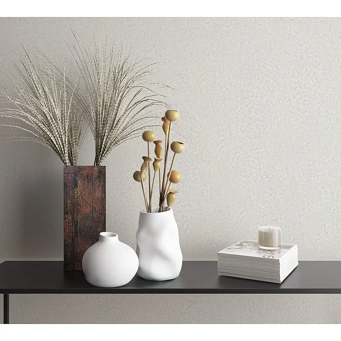 Marburg Ritus Vliestapete Putzoptik I - Weiß-Grau, Sonstiges, 10,05 x 0,53 m - Modernes schwarzes Regal mit weißen Vasen, rustikaler Vase mit Trockengras, dekorativen Holzstäben, Zeitschriften und einer Kerze.