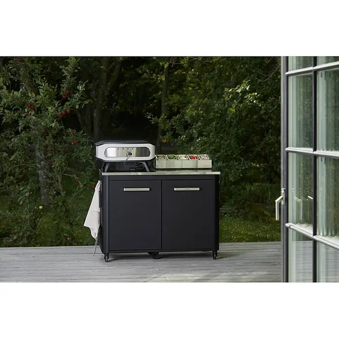 Cozze Pizzaofen mit drehbarem Pizzastein - Durchmesser Grillfläche: 42,5 cm, 6 kW, Weiß/Schwarz, Stahl - Cozze Außenküche mit Pizzaofen und schwarzem Schrank auf Deck, mit Belägen, bereit zum Kochen.