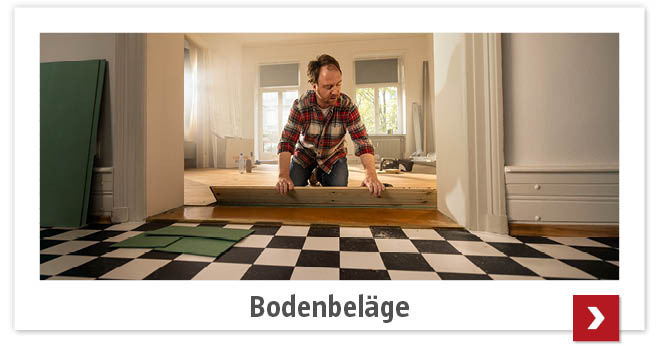 Mann verlegt Boden im Zimmer
