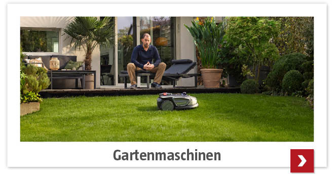 Mann sieht dem Mähroboter im Garten zu 