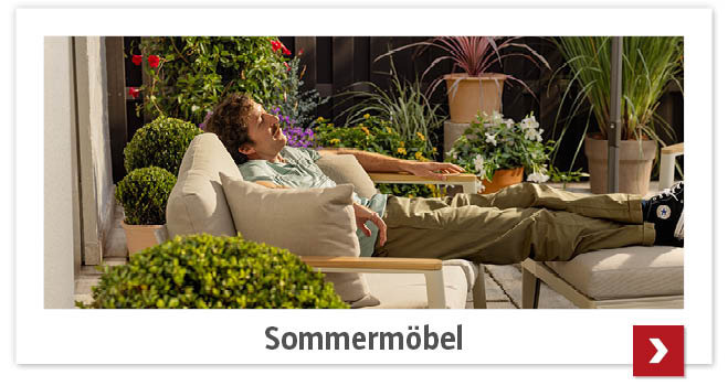 Mann genießt die Sonne auf einer Loungegarnitur neben Topfpflanzen