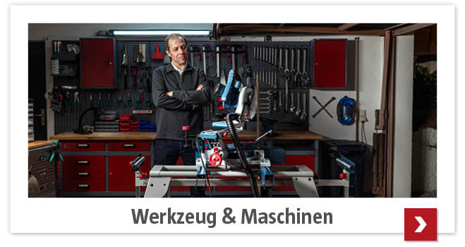 Mann steht in der Werkstatt neben Maschinen und weiteren Geräten