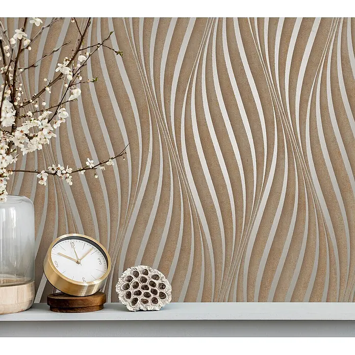 Marburg City Glow Vliestapete Welle - Braun, Wellen, 10,05 x 0,53 m - Braune und silberne gestreifte Wellen-Tapete an einer Wand hinter einem weißen Regal mit Dekoration.