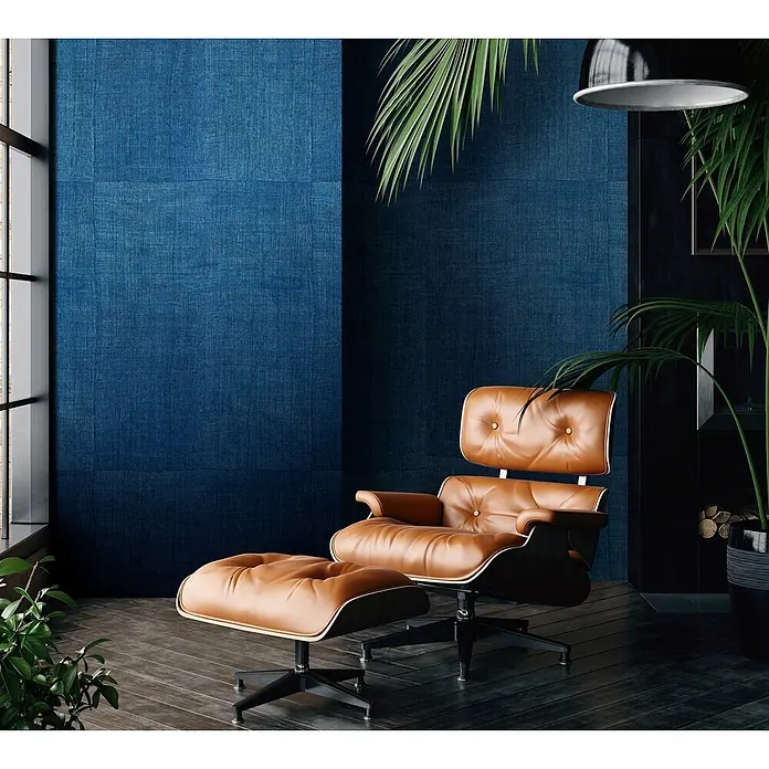 Marburg Smart Art Aspiration Fototapete Struktur I - B x H: 212 x 270 cm, Vlies, Blau - Ein klassischer brauner Ledersessel und passender Hocker mit dunklen Holzschalen, platziert in einem modernen Wohnraum.