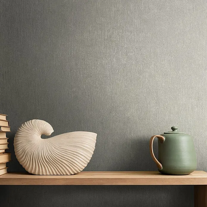 Marburg Ritus Vliestapete Uni I - Grau, Uni, 10,05 x 0,53 m - Helle Nautilus-Muschelskulptur und grüne Keramikkanne mit Holzgriff auf einem Holzregal.