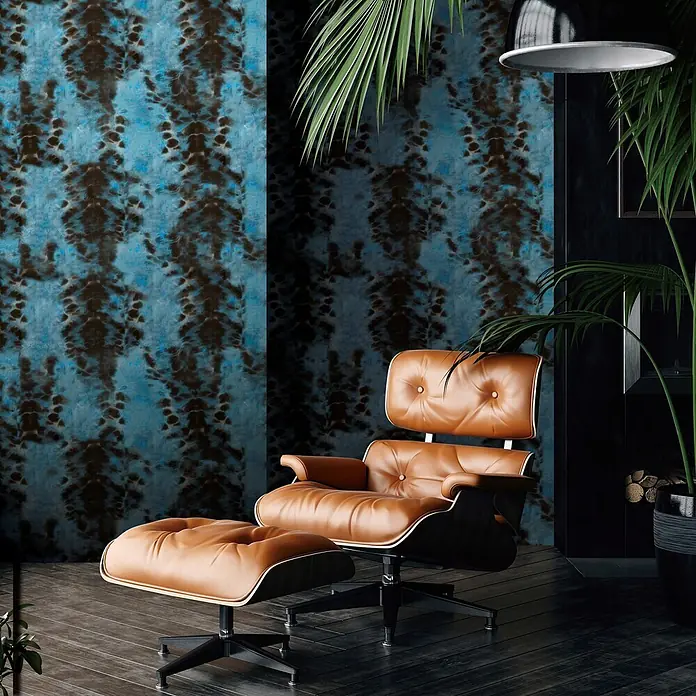Marburg Smart Art Aspiration Fototapete Grafik II - B x H: 106 x 270 cm, Vlies, Schwarz-Blau - Brauner Ledersessel und Ottoman in einem modernen Raum mit blauer Batik-Tapete, perfekt zum Entspannen.