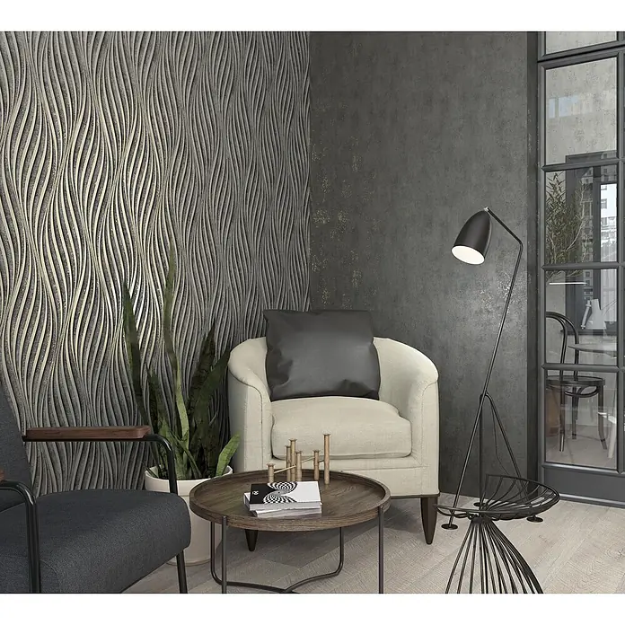 Marburg City Glow Vliestapete Welle - Schwarz-Gold, Wellen, 10,05 x 0,53 m - Moderne Wandpaneele mit wellenförmigem, texturiertem Relief in verschiedenen Grautönen, die eine Akzentwand im Wohnzimmer bilden.