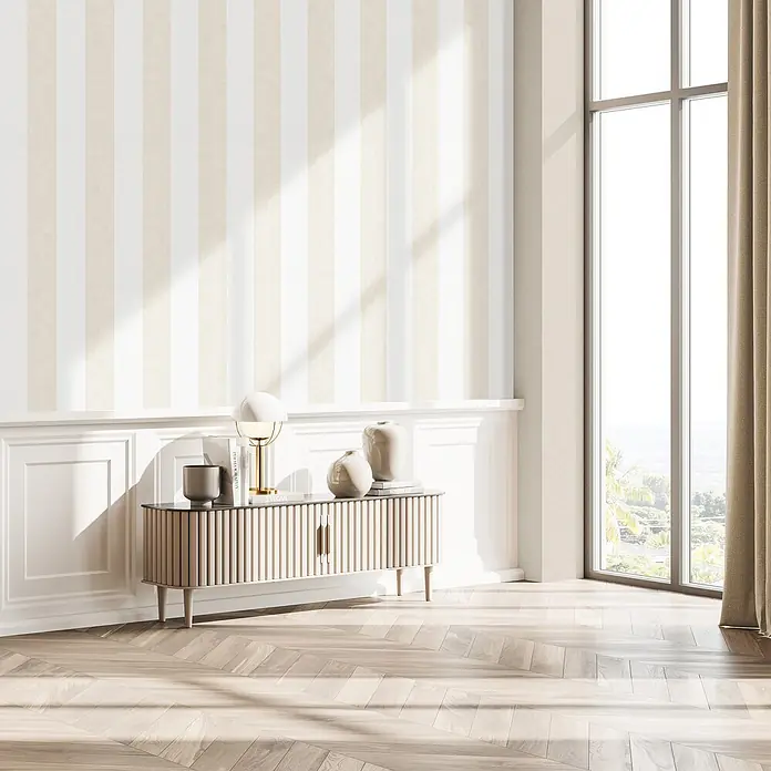 Marburg Vliestapete Streifen I - Weiß-Braun, Streifen, 10,05 x 0,53 m - Helles beigefarbenes geripptes Sideboard mit dunkler Platte und Goldakzenten, dekoriert in einem hellen Raum.