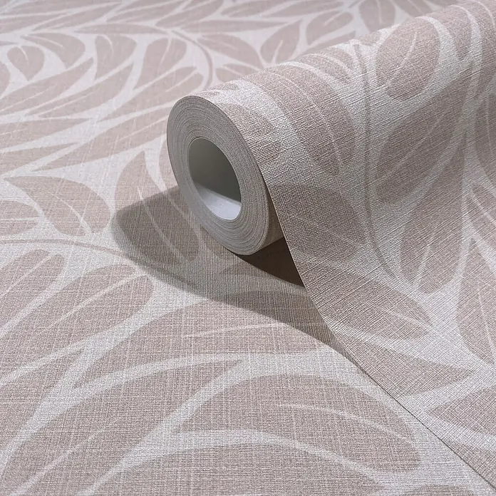 Marburg Boho Vliestapete Floral I - Beige, Floral, 10,05 x 0,53 m - Hellbeige Leinen-Struktur-Tapetenrolle mit zartem Blättermuster, teilweise abgerollt.