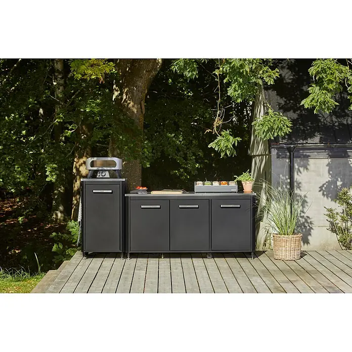 Cozze Outdoorküchen-Modul hoch - Schwarz/Silber, B x T x H: 60 x 60 x 110 cm - Dunkelgraue Outdoor-Küchenschränke mit Edelstahl-Arbeitsplatte und Pizzaofen auf einer Holzterrasse im Garten.
