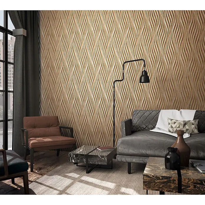 Marburg City Glow Vliestapete Welle - Braun, Wellen, 10,05 x 0,53 m - Dekoratives Wandpaneel in Goldbeige mit wellenförmigem 3D-Muster, das ein modernes Wohnzimmer verschönert.