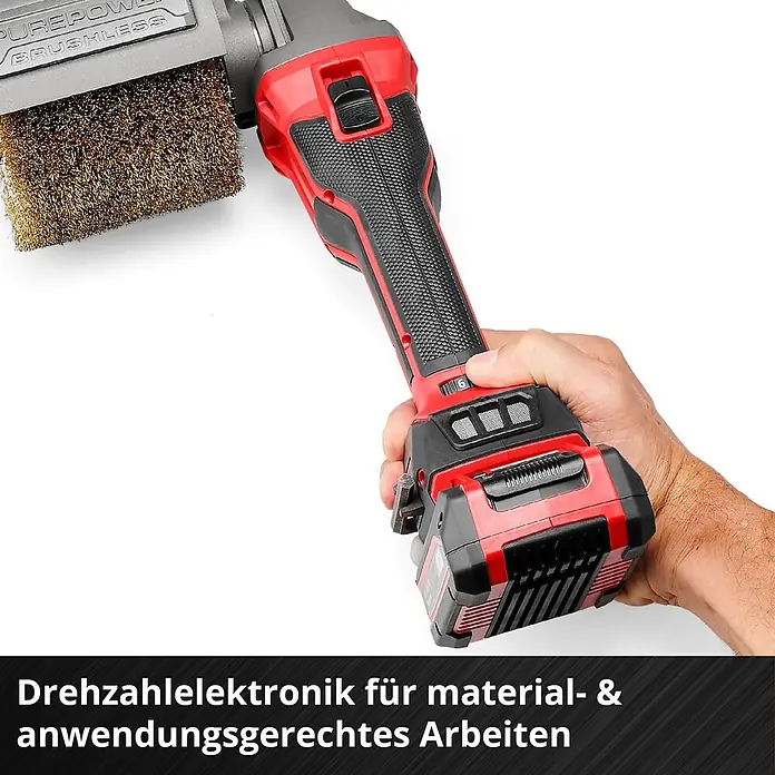 Einhell Professional PXC 18V Akku-Bürstenschleifer TP-BR 18/32 Li BL - Solo - 18 V, Ohne Akku - Hand hält rotes und schwarzes Akku-Bürstengerät mit goldener Drahtbürste.