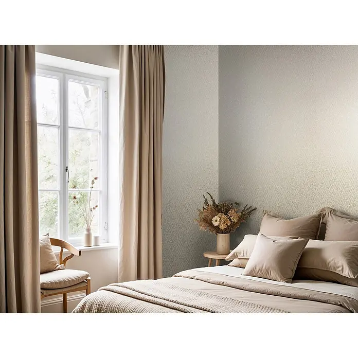 Marburg Ritus Vliestapete Grafik II - Beige, Grafisch, 10,05 x 0,53 m - Gemütliches Schlafzimmer mit neutralen Bettwaren, Leinen Gardinen, Fenster und gemusterter Tapete.