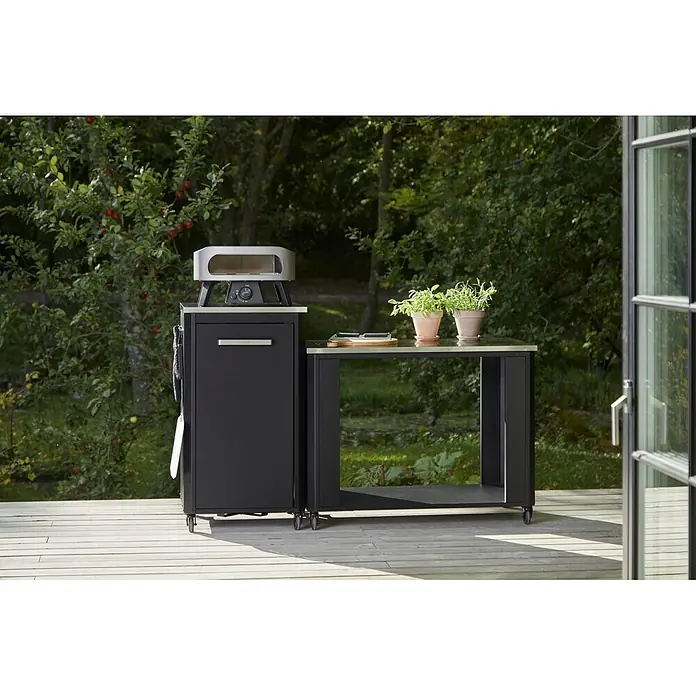 Cozze Pizzaofen Classic 13 - Grillfläche (B x T): 34 x 34 cm, 6 kW - Schwarze Outdoor-Kücheneinheit mit silberner Arbeitsplatte, einem Pizzaofen und Beistelltisch, ideal zum Kochen im Freien.