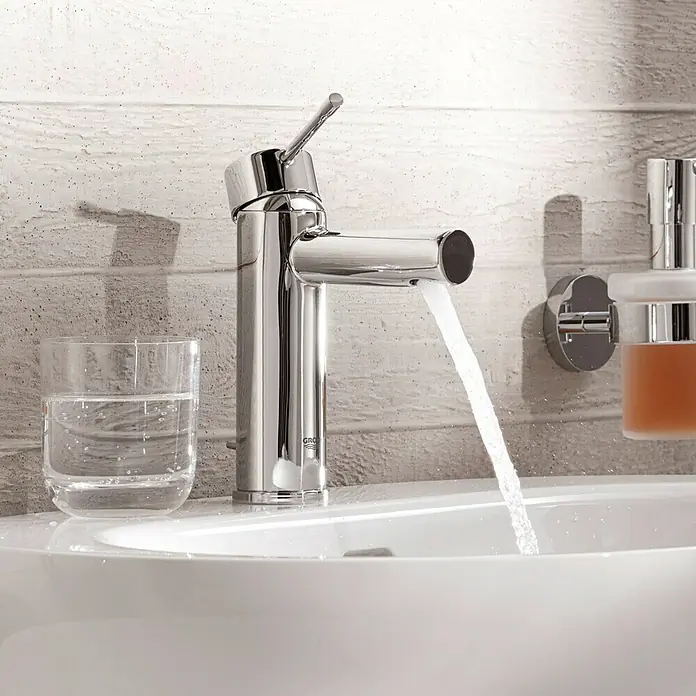 Grohe Essence New Waschtischarmatur S-Size - Höhe: 20,8 cm, Chrom, Glänzend - Ein moderner Chrom-Wasserhahn von Grohe mit fließendem Wasser in einem stilvollen Badezimmerwaschbecken. Elegantes Design für Ihr Zuhause.