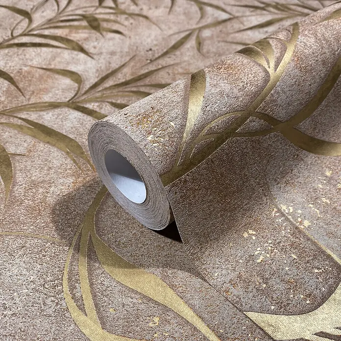 Marburg City Glow Vliestapete Uni II - Braun-Gold, Uni, 10,05 x 0,53 m - Strukturierte Tapetenrolle in Braun-Beige mit metallischem Goldblattmuster, teilweise abgerollt.